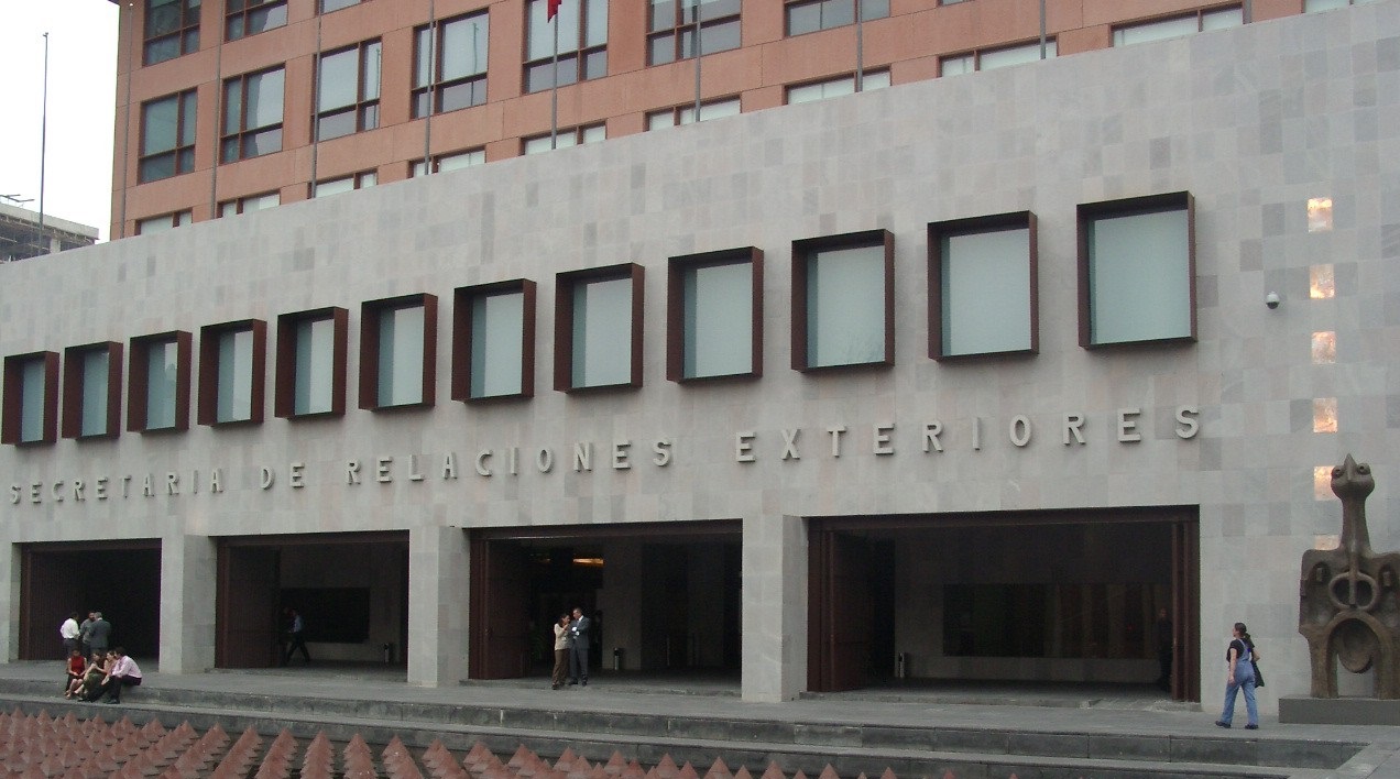 Embajadores y cónsules generales deberán tener experiencia probada en el Servicio Exterior 