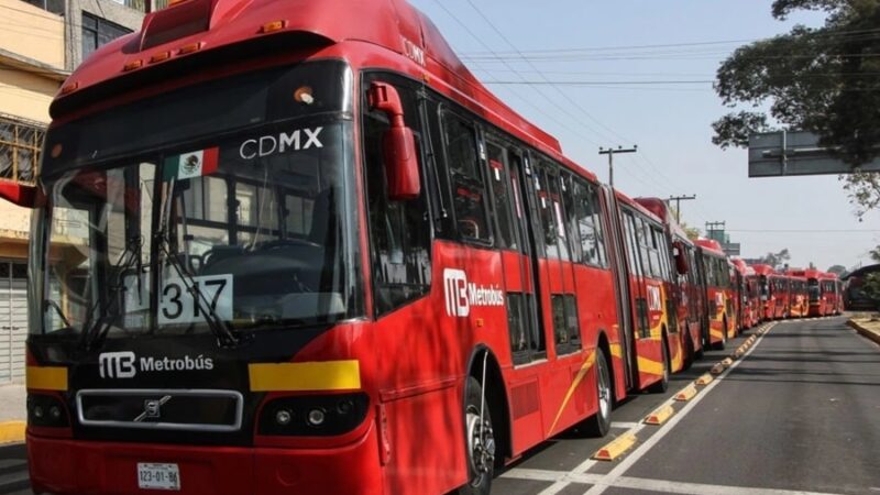 Piden endurecer sanciones para conductores que invadan el carril del metrobús 