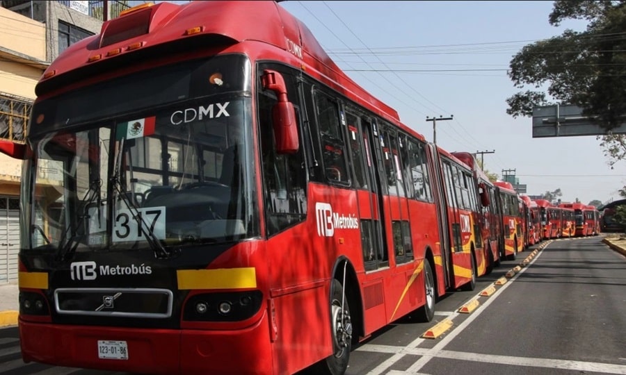 Piden endurecer sanciones para conductores que invadan el carril del metrobús 