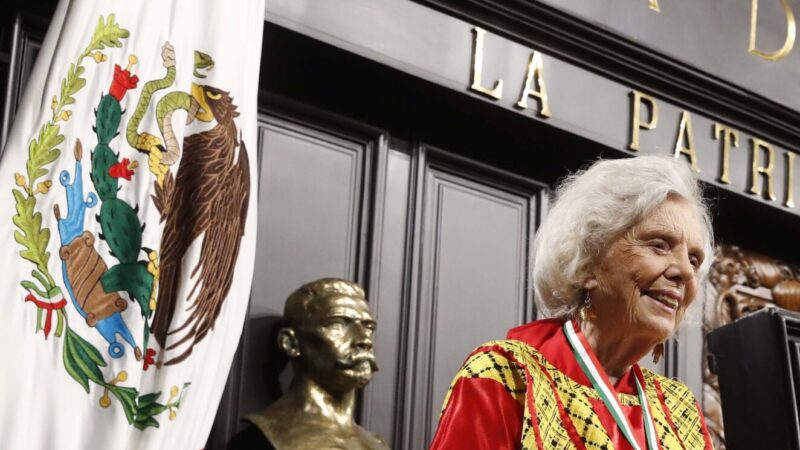 ¡Gracias!: Elena Poniatowska, tras recibir la Medalla Belisario Domínguez