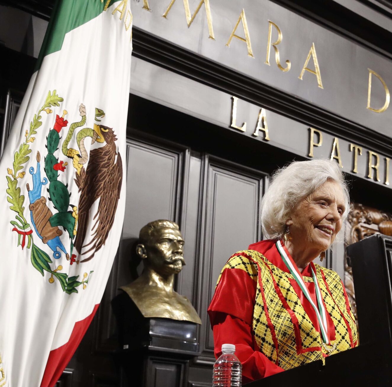 ¡Gracias!: Elena Poniatowska, tras recibir la Medalla Belisario Domínguez