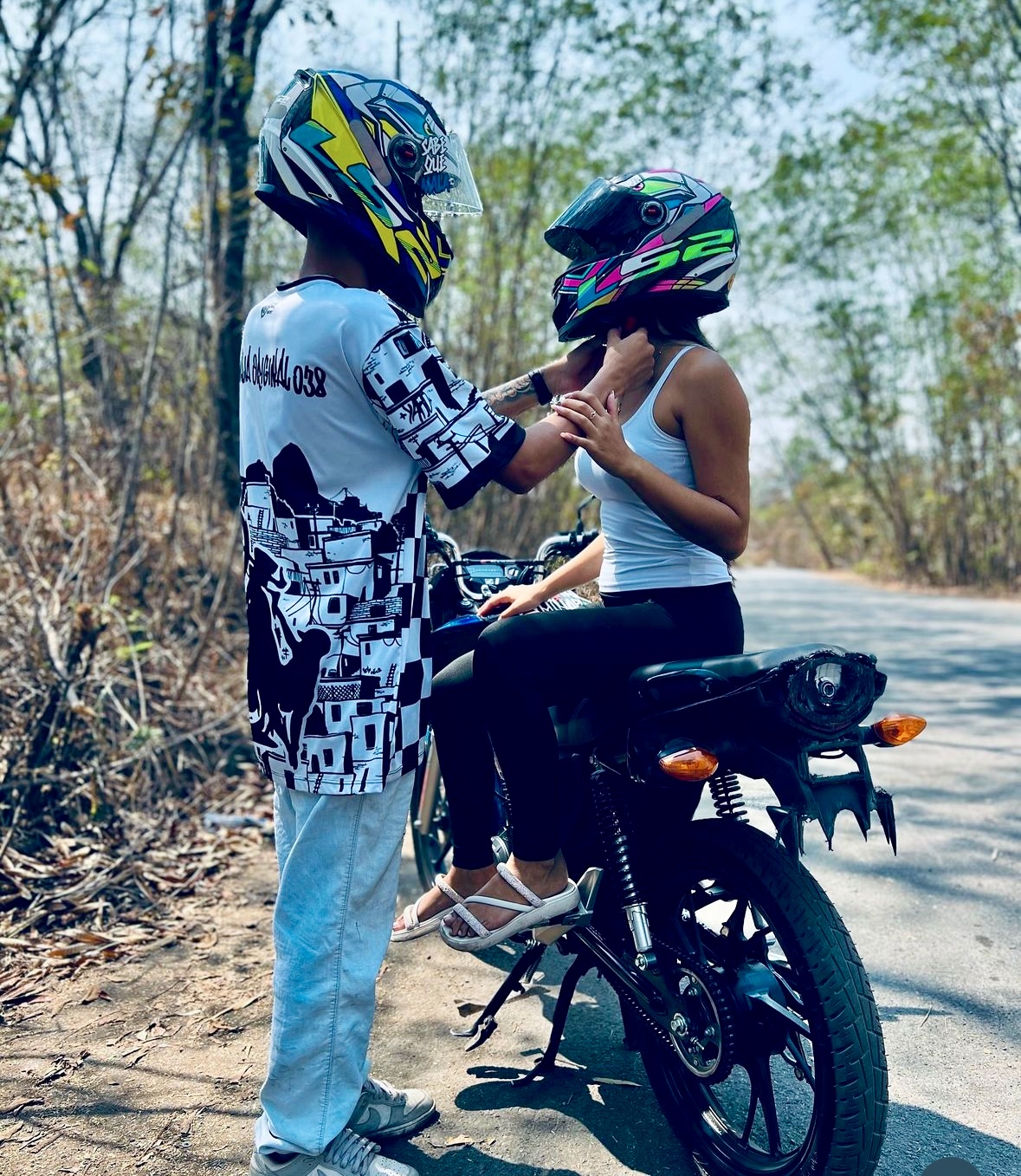 Pretenden que sea obligatorio el casco para motociclistas con engomado del número de matrícula