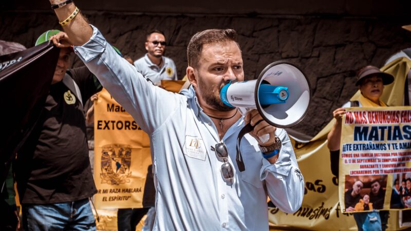 David Torres Cadena, el abogado mexicano experto en vencer denuncias falsas, presenta su impactante libro en el Congreso durante la marcha del 9S