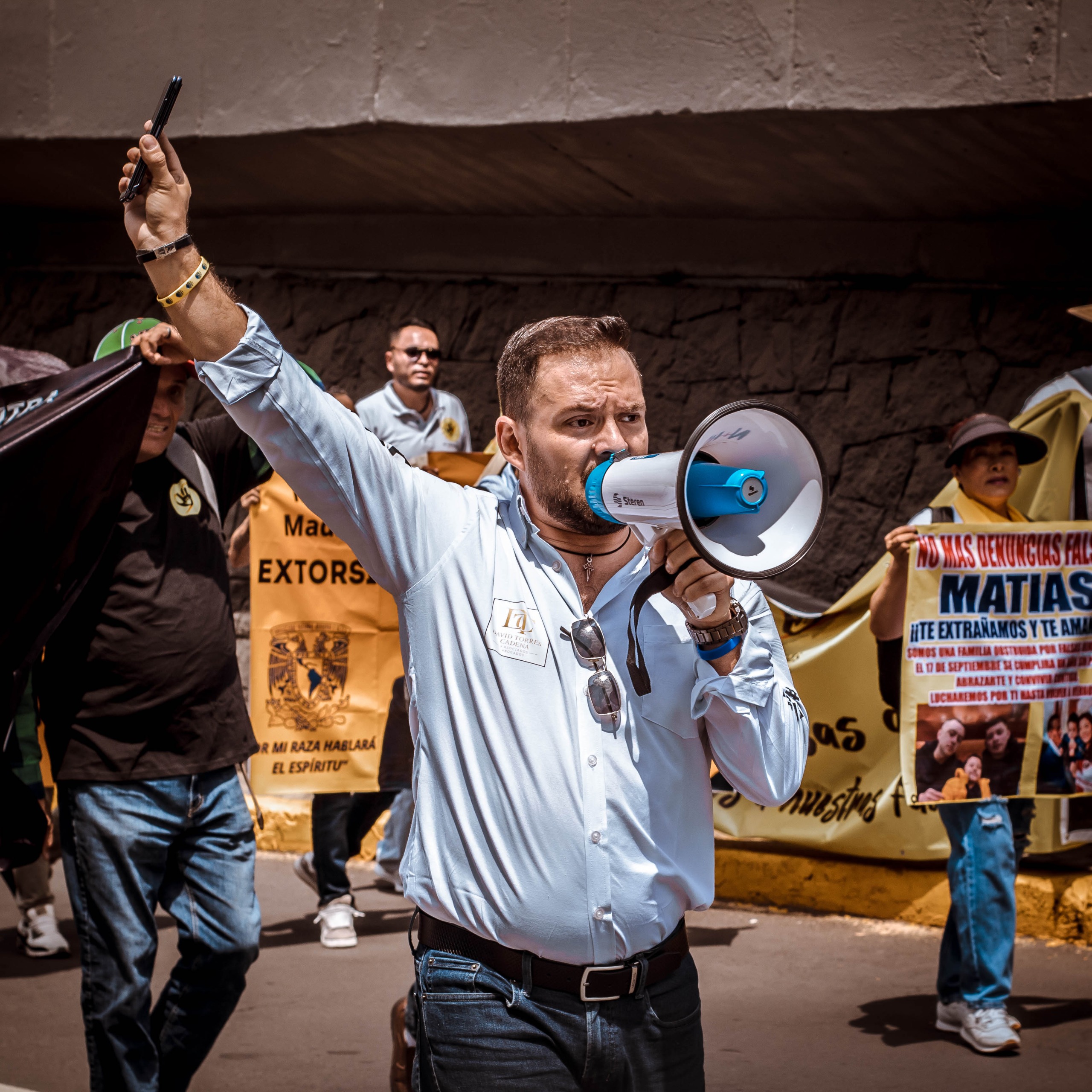 David Torres Cadena, el abogado mexicano experto en vencer denuncias falsas, presenta su impactante libro en el Congreso durante la marcha del 9S