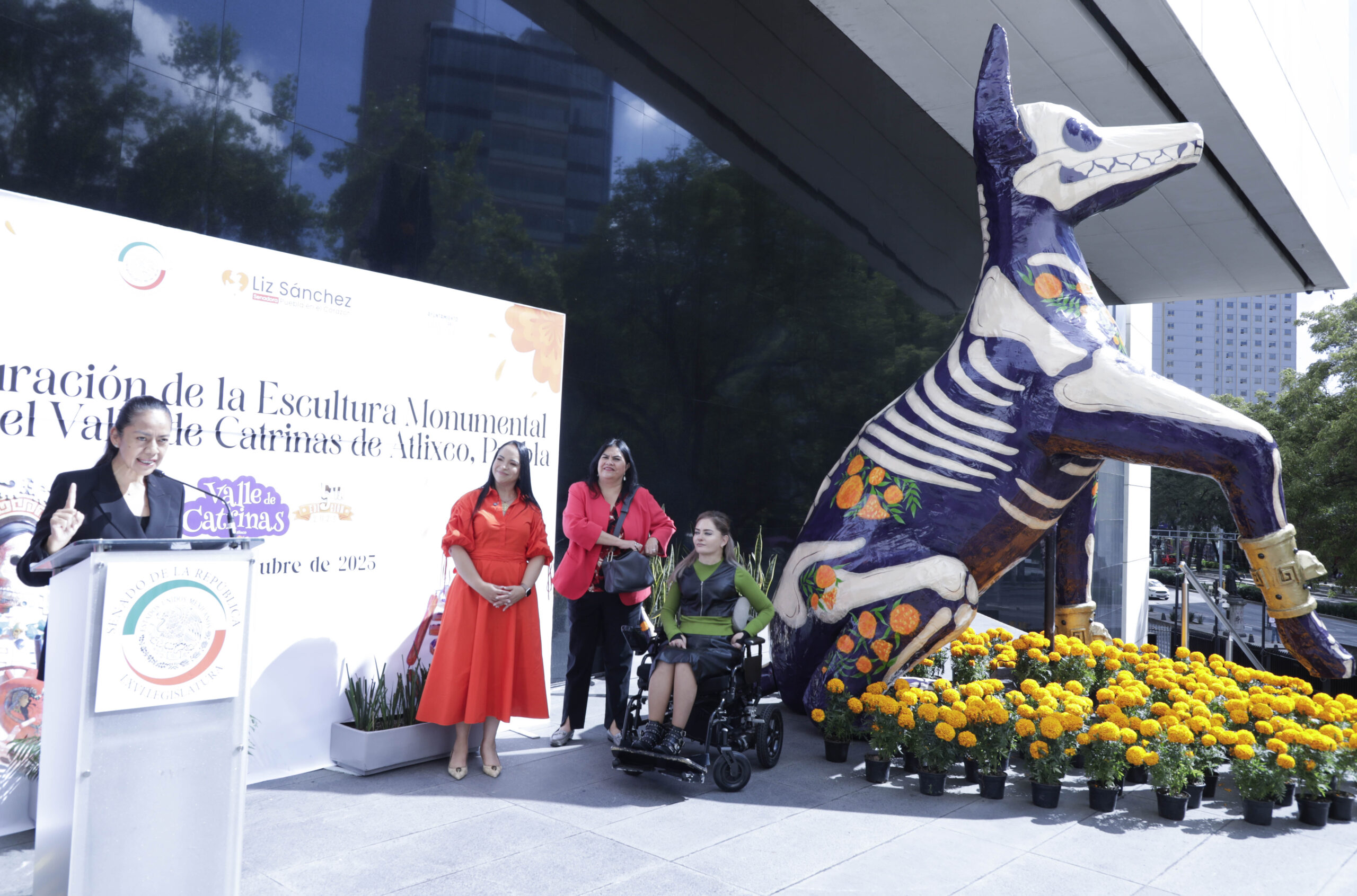 Senado combate la desigualdad… con un Xoloitzcuintle gigante de cartón