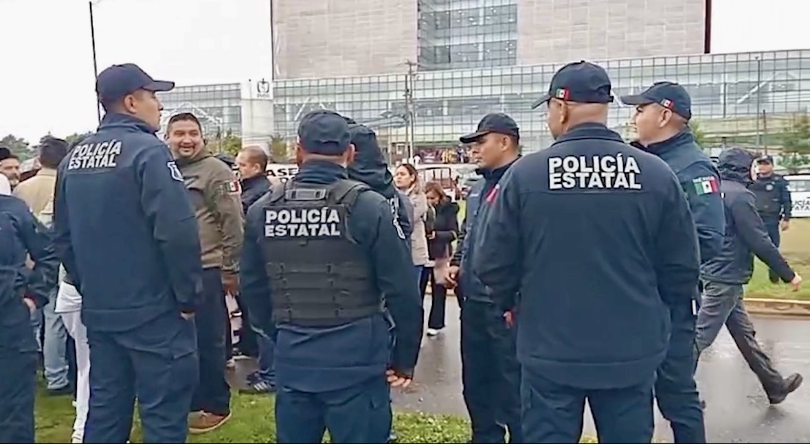 VIDEO EXHIBE AGRESIONES CONTRA POLICÍAS ESTATALES DURANTE BLOQUEO EN PACHUCA